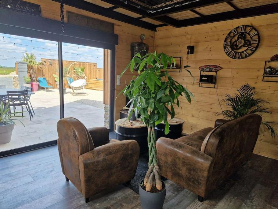 Chalet Industriel Avec Filet Et Spa Sorigny Kültér fotó