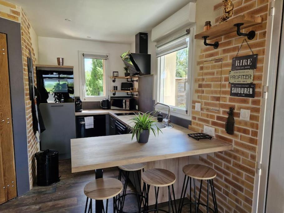 Chalet Industriel Avec Filet Et Spa Sorigny Kültér fotó