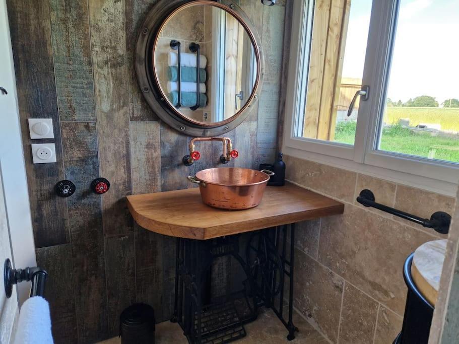 Chalet Industriel Avec Filet Et Spa Sorigny Kültér fotó