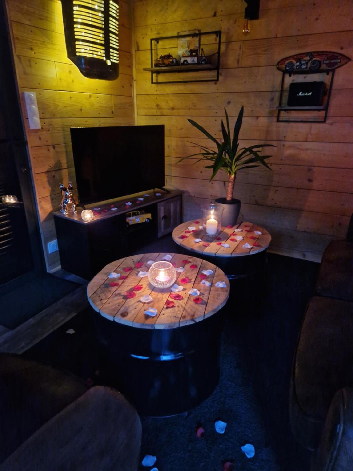 Chalet Industriel Avec Filet Et Spa Sorigny Kültér fotó