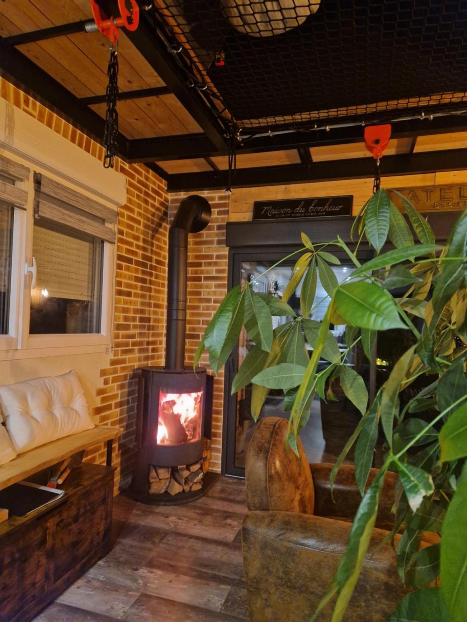 Chalet Industriel Avec Filet Et Spa Sorigny Kültér fotó