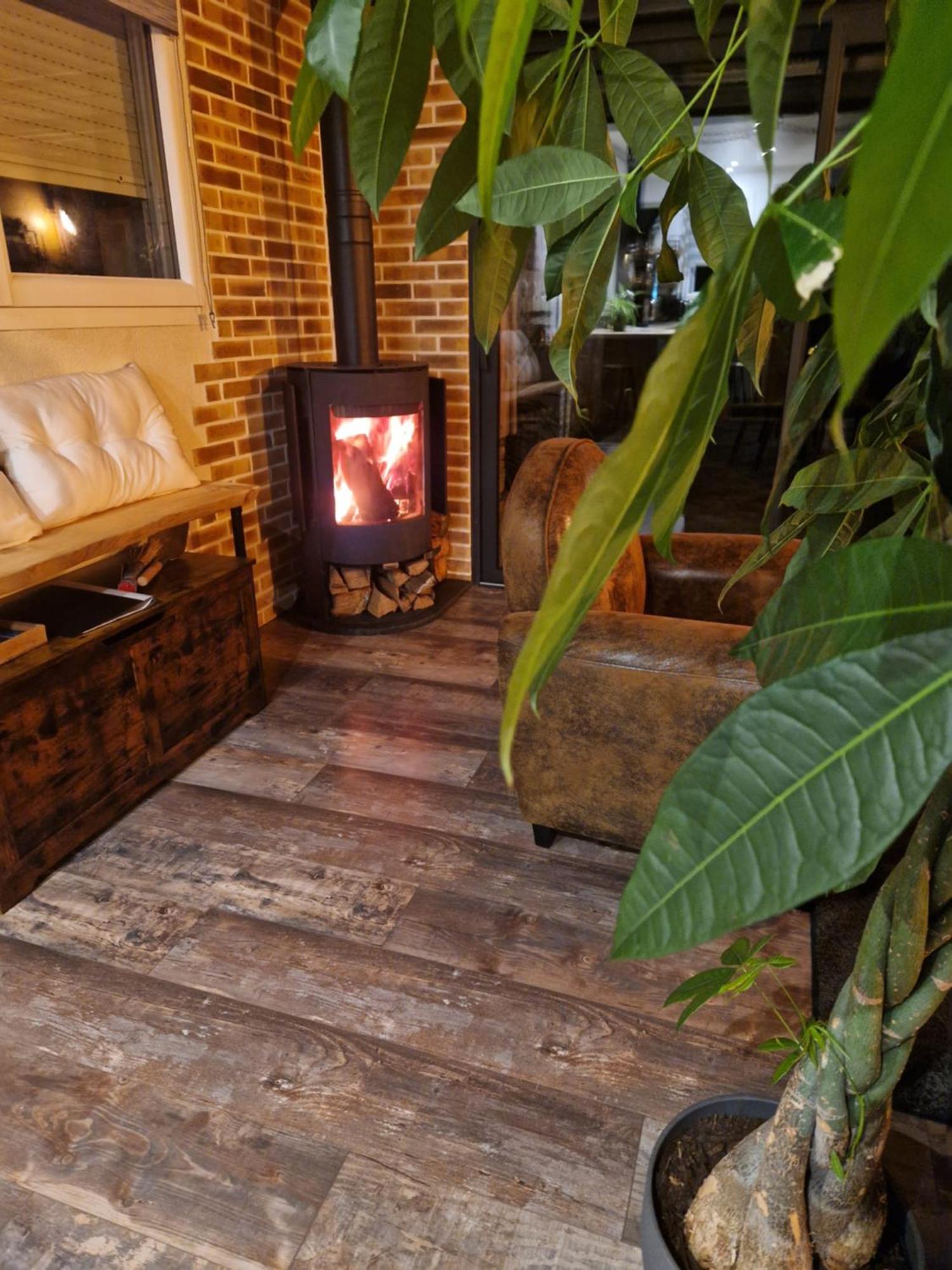 Chalet Industriel Avec Filet Et Spa Sorigny Kültér fotó